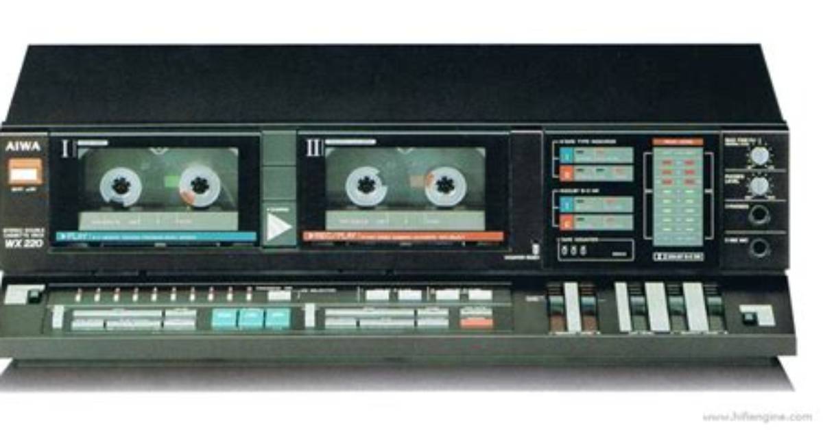 How Does the Aiwa Dual Cassette Deck Work?