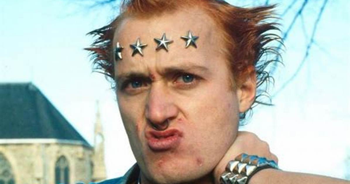 What Kind of Necklace Does Vyvyan Basterd Wear?
