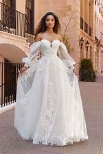 Who Designed the Wedding Dress in the Wedding Planner?